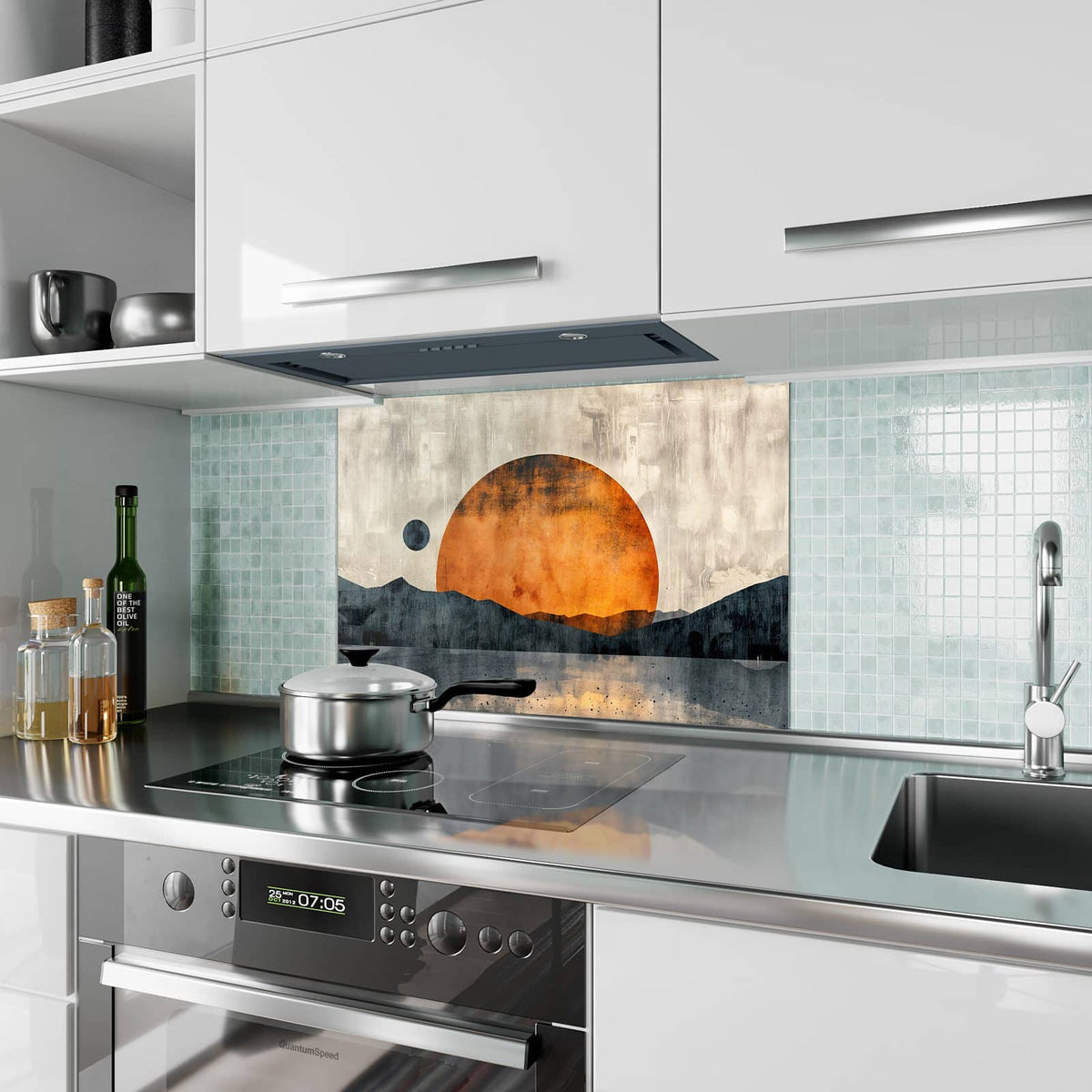 Küchenrückwand aus Glas Orange Sonne über Bergen im Hochformat als Spritzschutz hinter dem Kochfeld, über dem Fliesenspiegel montiert
