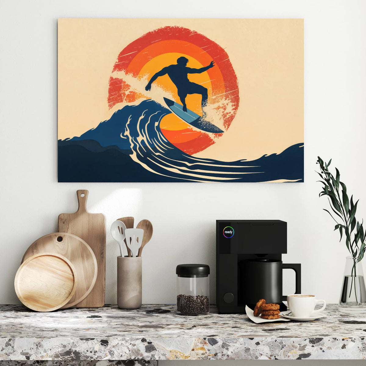 Retro-Grafik: Surfer-Silhouette auf blauer Welle vor einer roten Ringsonne, körniger Druck