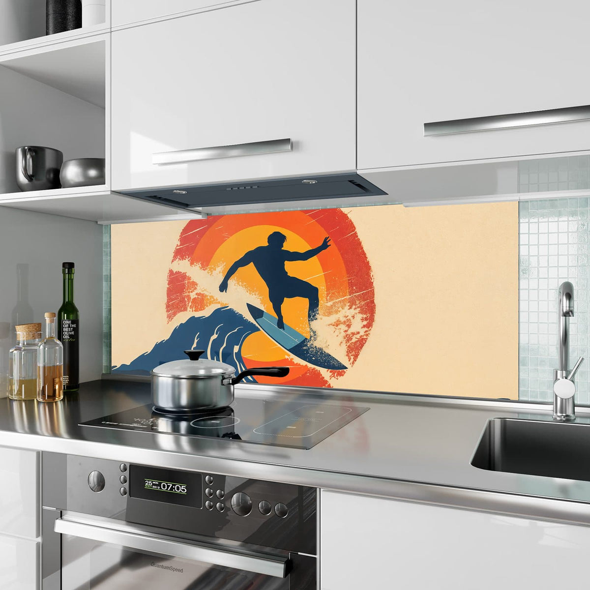Küchenrückwand aus Glas Surfer vor Retrosonne im Hochformat als Spritzschutz hinter dem Kochfeld, über dem Fliesenspiegel montiert