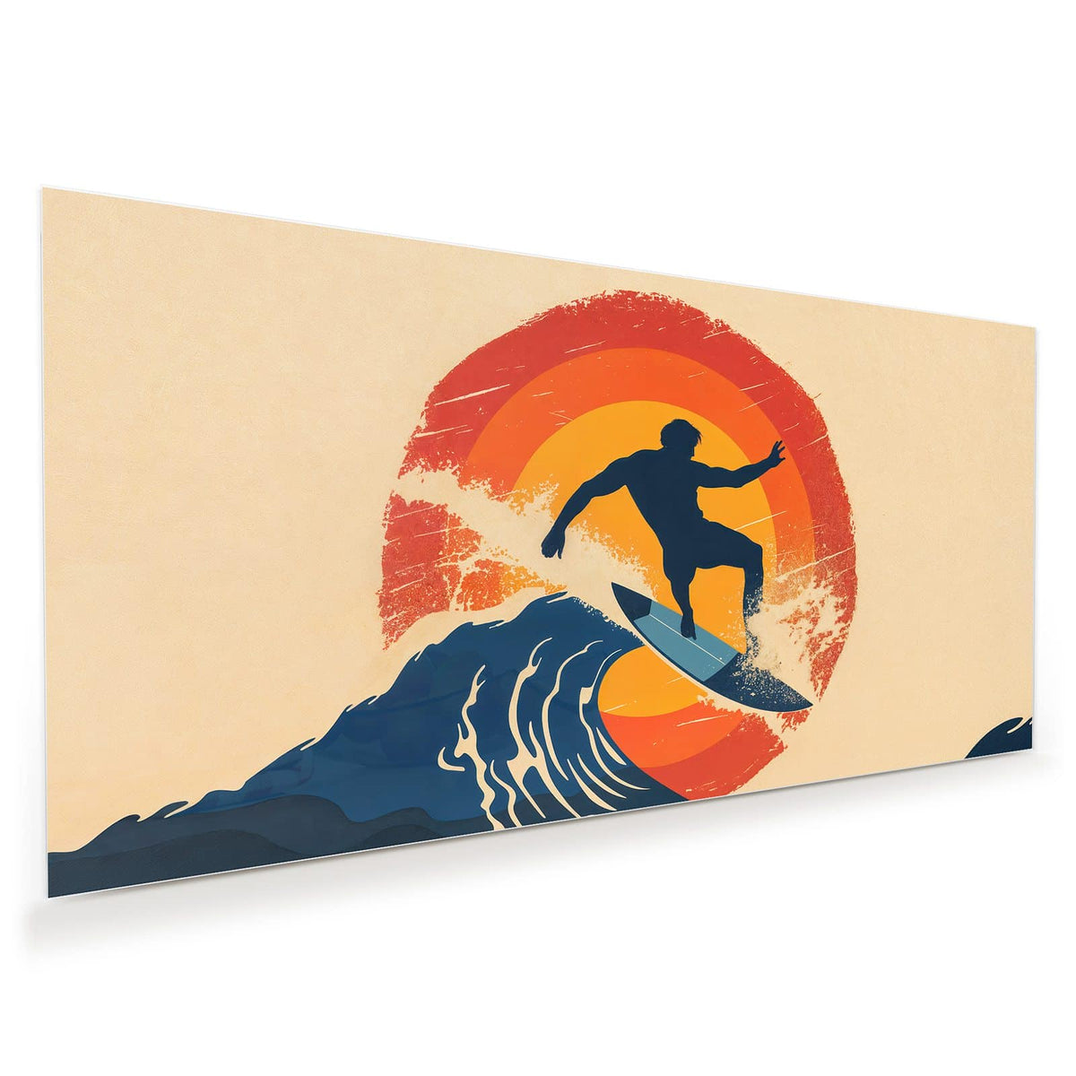 Retro-Grafik: Surfer-Silhouette auf blauer Welle vor einer roten Ringsonne, körniger Druck