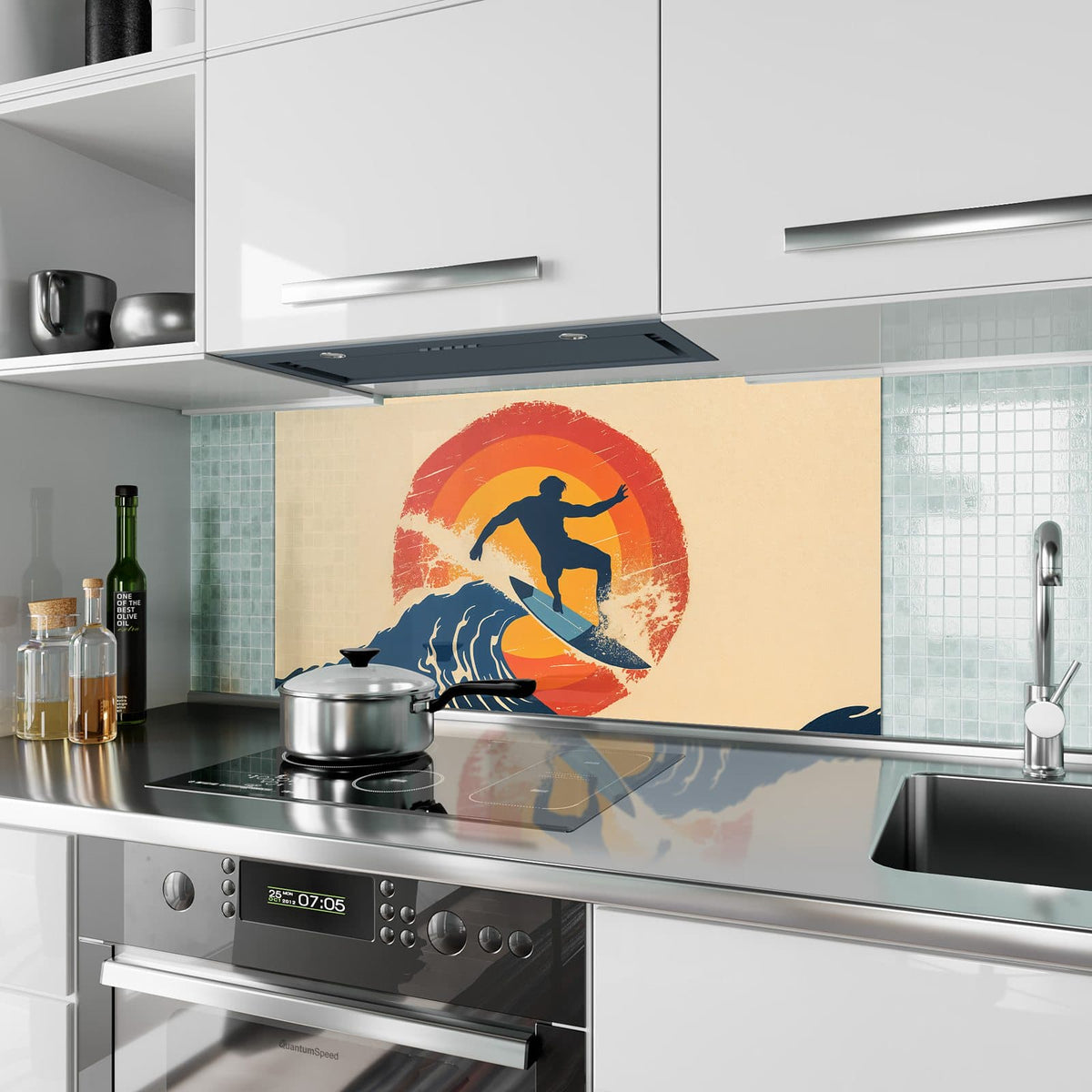Küchenrückwand aus Glas Surfer vor Retrosonne im Hochformat als Spritzschutz hinter dem Kochfeld, über dem Fliesenspiegel montiert