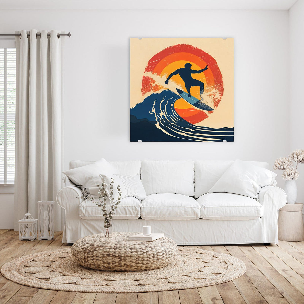 Retro-Grafik: Surfer-Silhouette auf blauer Welle vor einer roten Ringsonne, körniger Druck