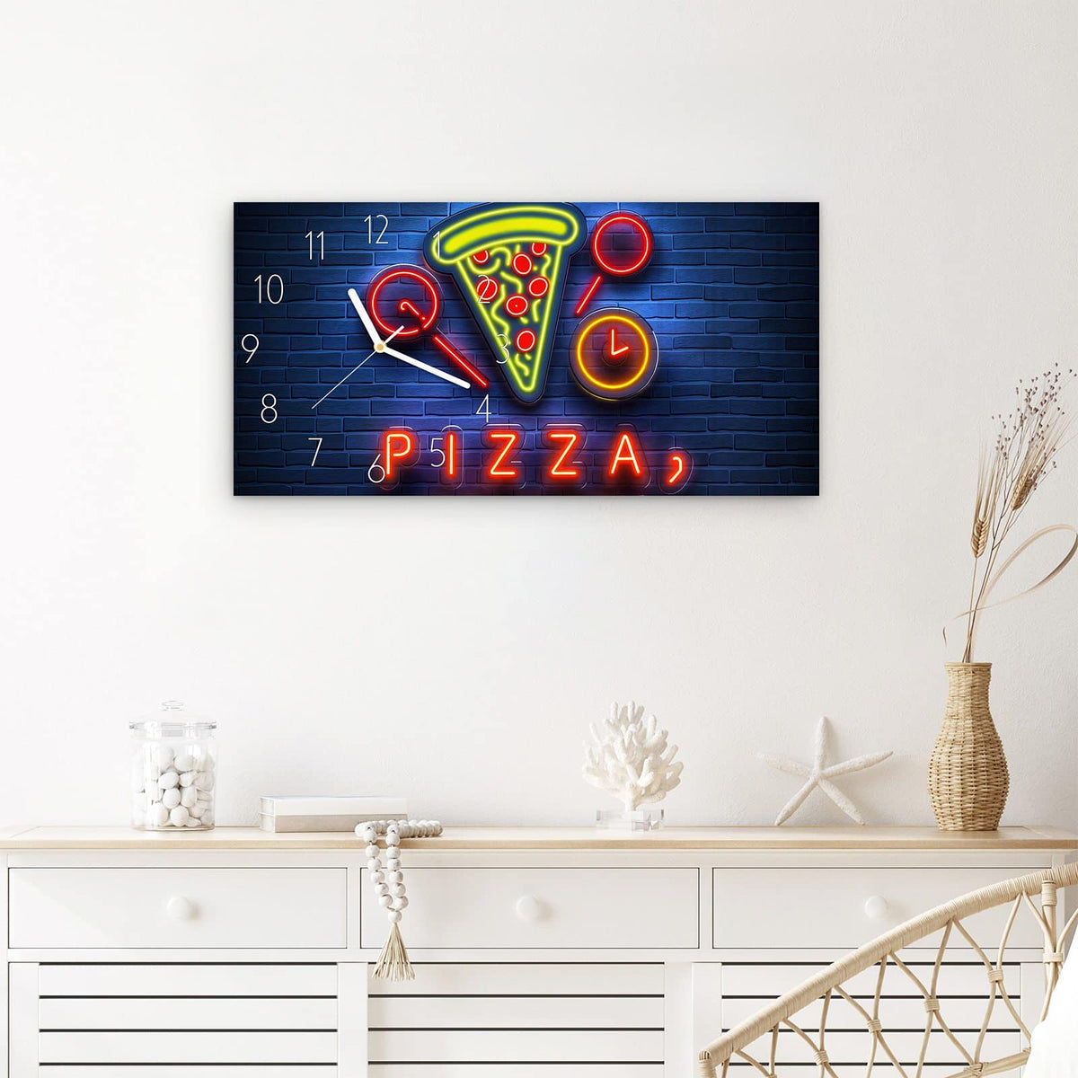 Wanduhr Pizzalieferservice aus Glas – Querformat 60 × 30 cm – Neon-Pizza vor blauem Backstein