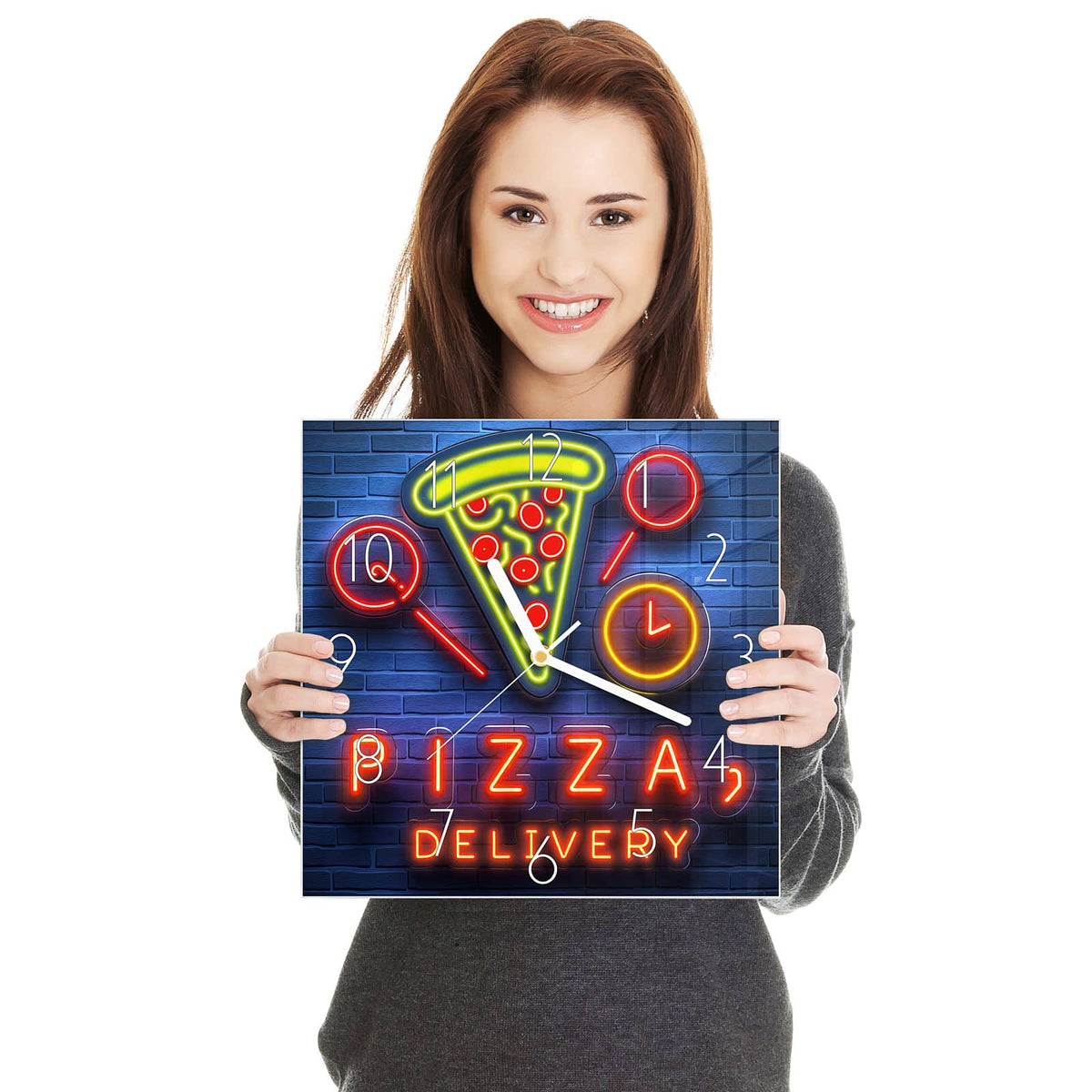 Neon-Leuchtreklame 'PIZZA, DELIVERY' mit Pizzastück und Uhren vor blauer Backsteinwand