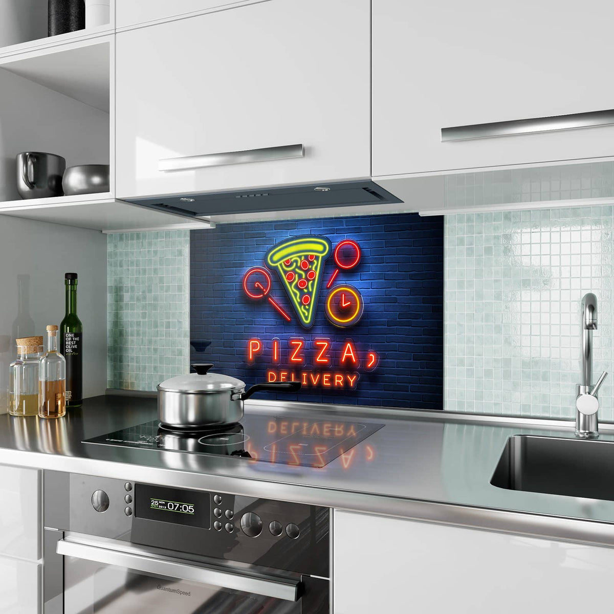 Küchenrückwand aus Glas Pizza in Neonlicht im Hochformat als Spritzschutz hinter dem Kochfeld, über dem Fliesenspiegel montiert