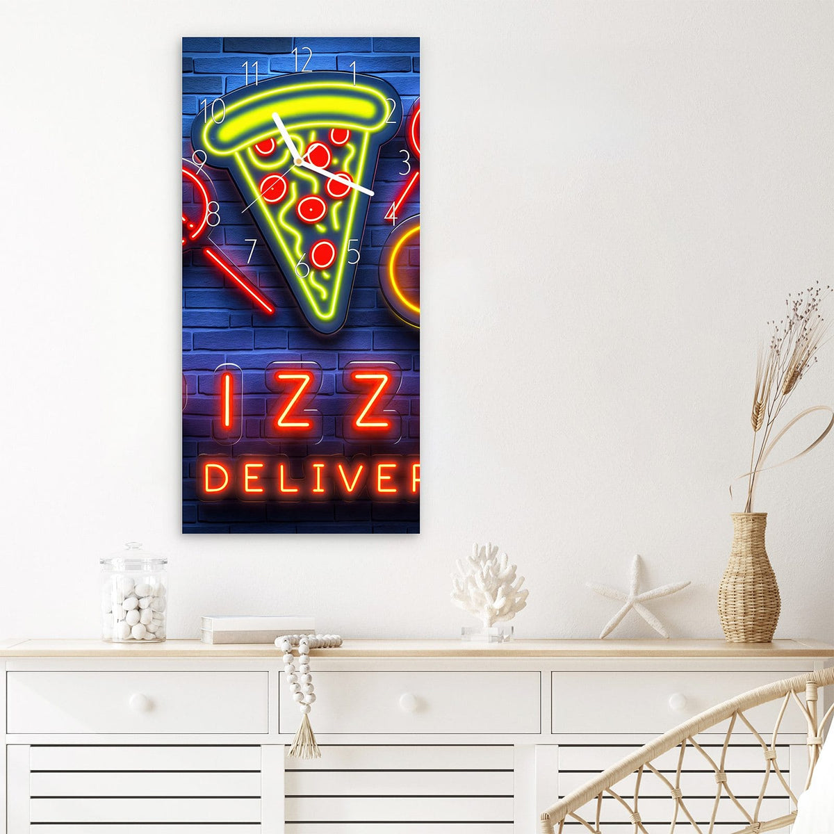 Wanduhr Pizzalieferservice aus Glas – Hochformat 30 × 60 cm – Neon-Pizza vor blauem Backstein