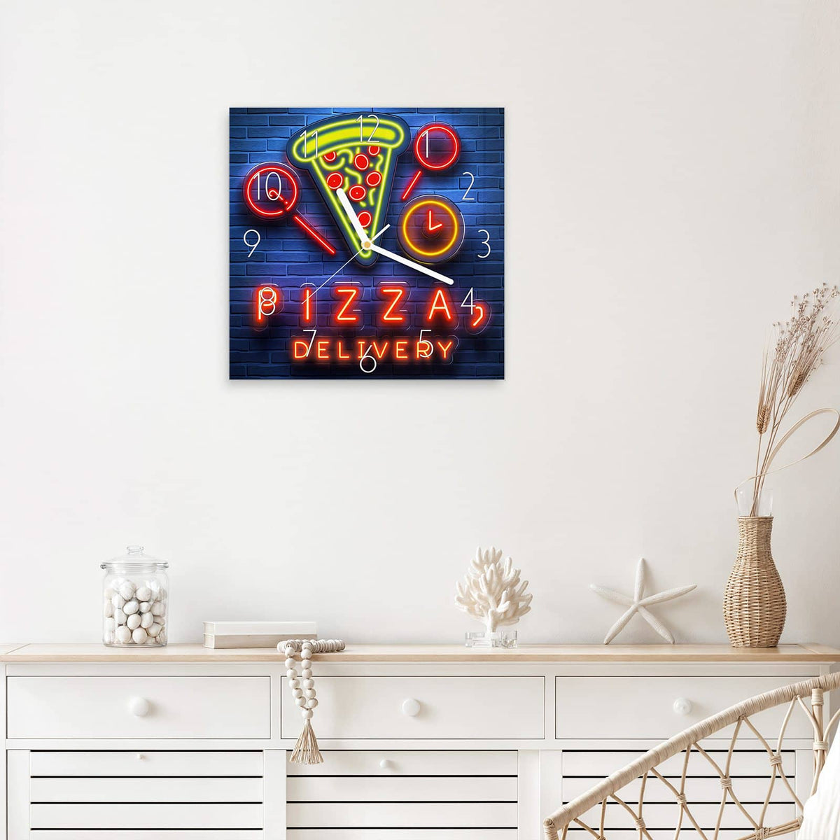 Wanduhr Pizza in Neonlicht aus Glas – Quadratisch 30 × 30 cm – Neon-Pizza vor blauem Backstein