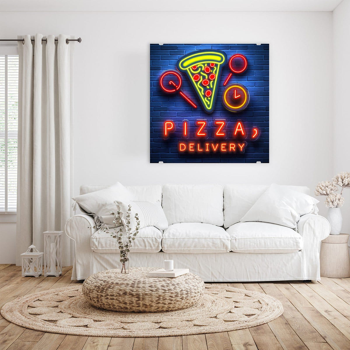 Neon-Leuchtreklame 'PIZZA, DELIVERY' mit Pizzastück und Uhren vor blauer Backsteinwand