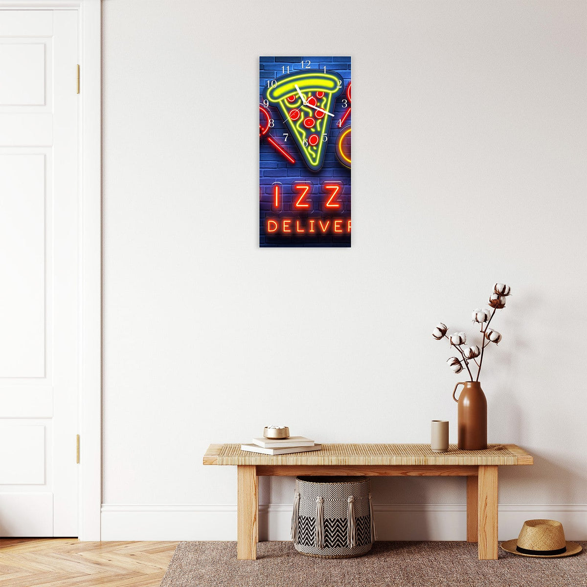 Moderne Wanduhr aus Glas mit Farbtiefe – Wanduhr Pizzalieferservice aus Glas – Hochformat 30 × 60 cm