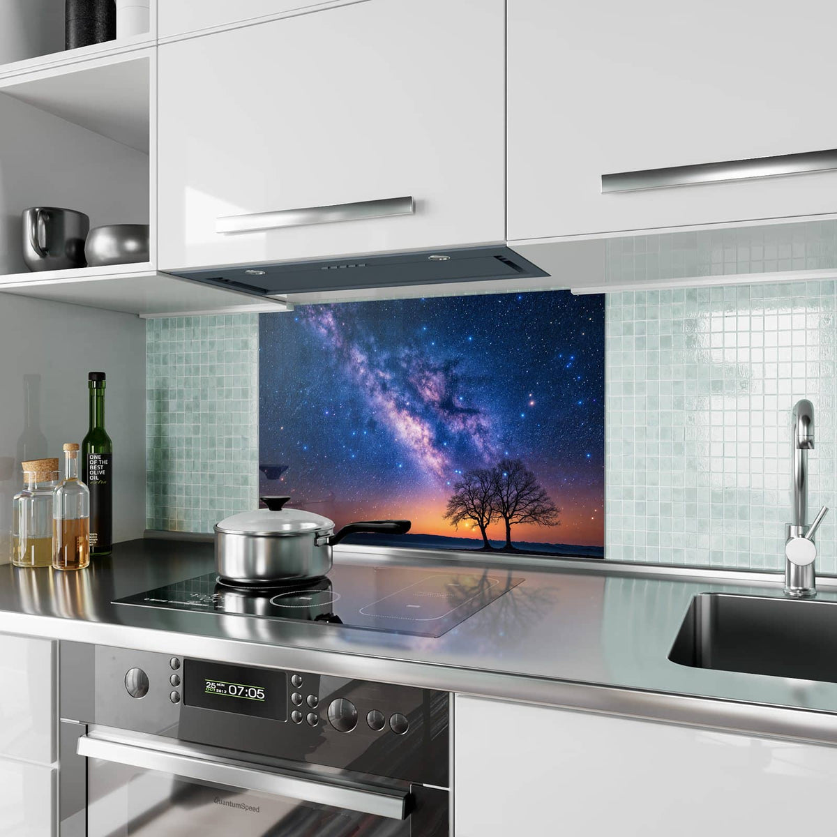 Küchenrückwand aus Glas Baum und Milchstraße im Hochformat als Spritzschutz hinter dem Kochfeld, über dem Fliesenspiegel montiert