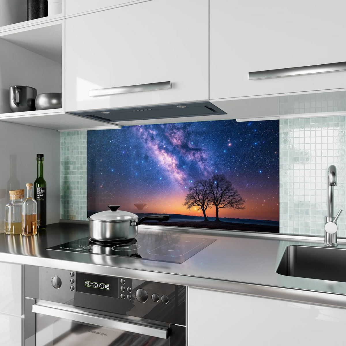 Küchenrückwand aus Glas Baum und Milchstraße im Hochformat als Spritzschutz hinter dem Kochfeld, über dem Fliesenspiegel montiert