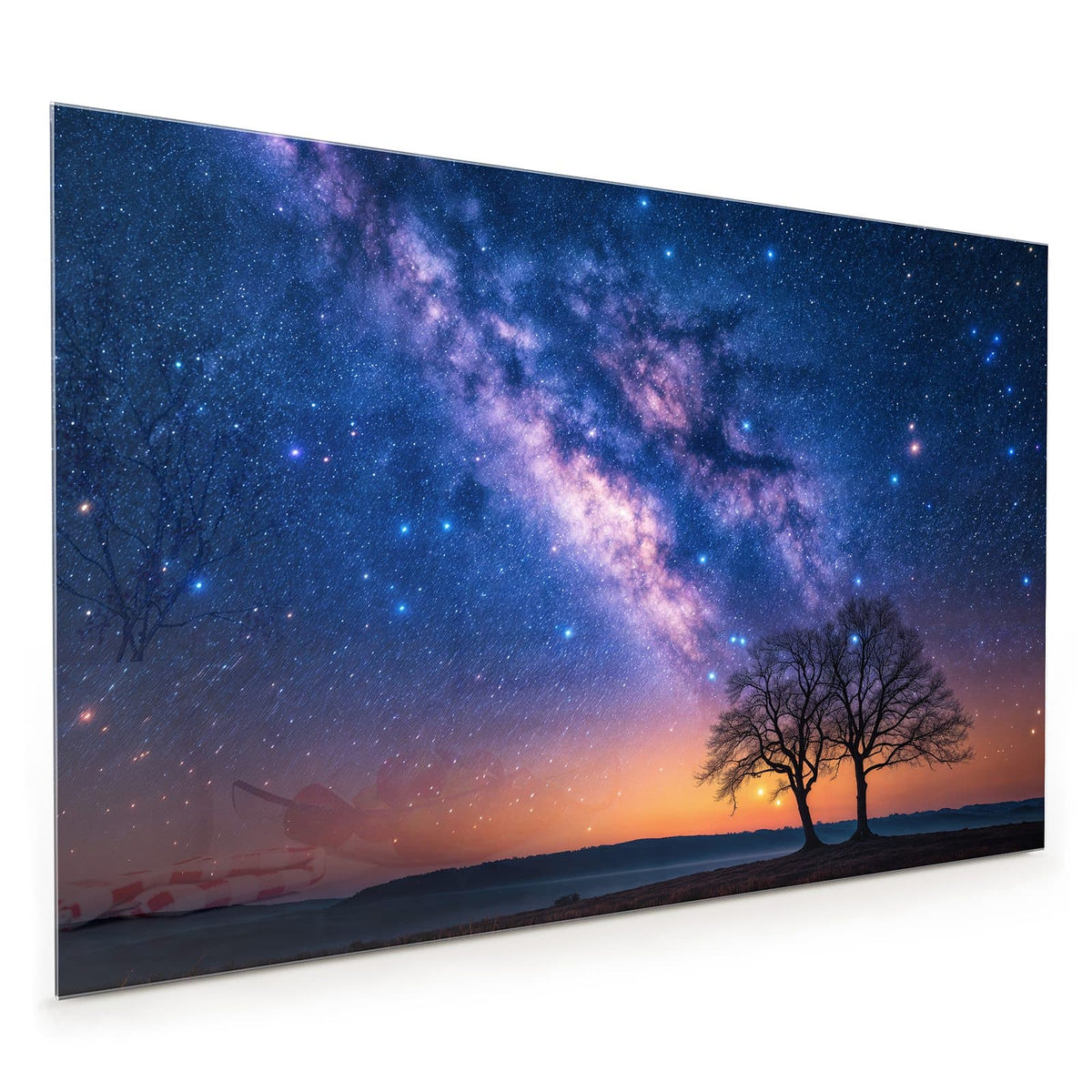 Küchenrückwand aus Glas im Hochformat: Baumsilhouette auf einem Hügel unter der Milchstraße, oranger Horizont