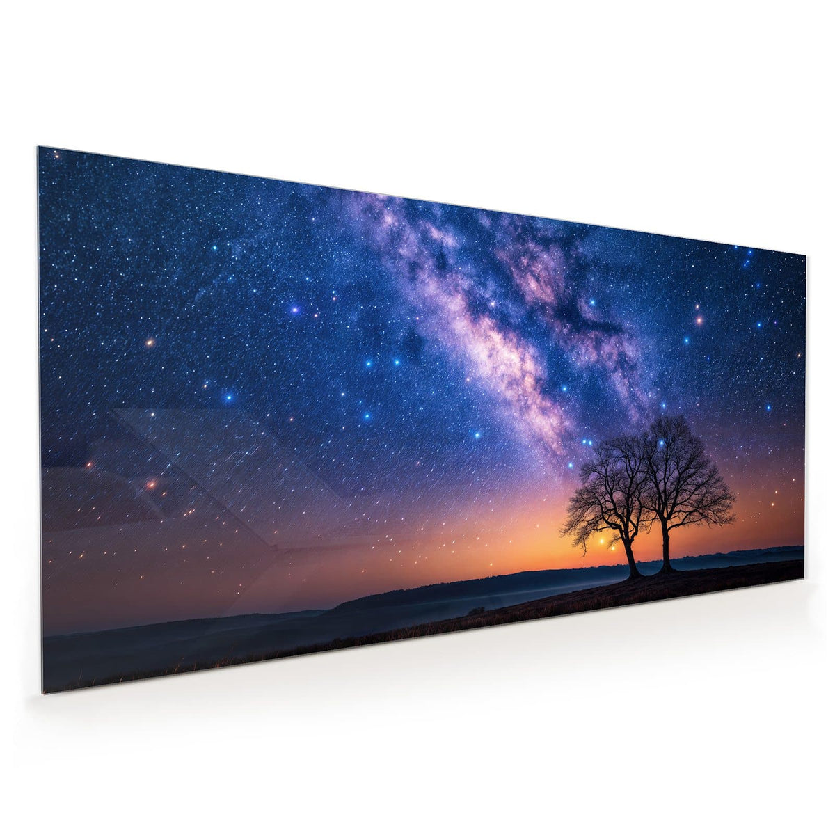 Küchenrückwand aus Glas im Hochformat: Baumsilhouette auf einem Hügel unter der Milchstraße, oranger Horizont