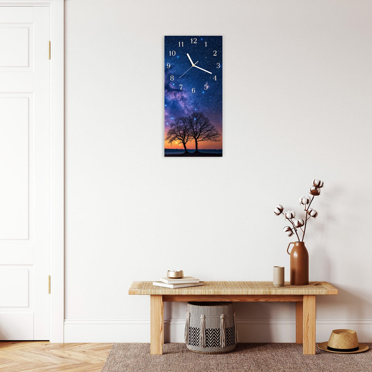 Moderne Wanduhr aus Glas mit Farbtiefe – Wanduhr Sternenhimmel Baum aus Glas – Hochformat 30 × 60 cm