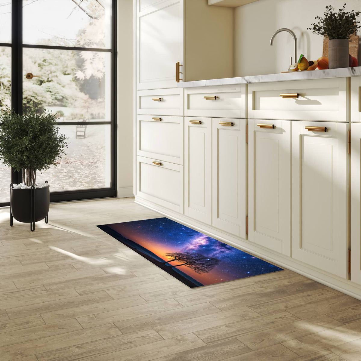 Komfortabler Küchenläufer mit Motiv Sternenhimmel Baum in heller Küche für angenehmes Stehen