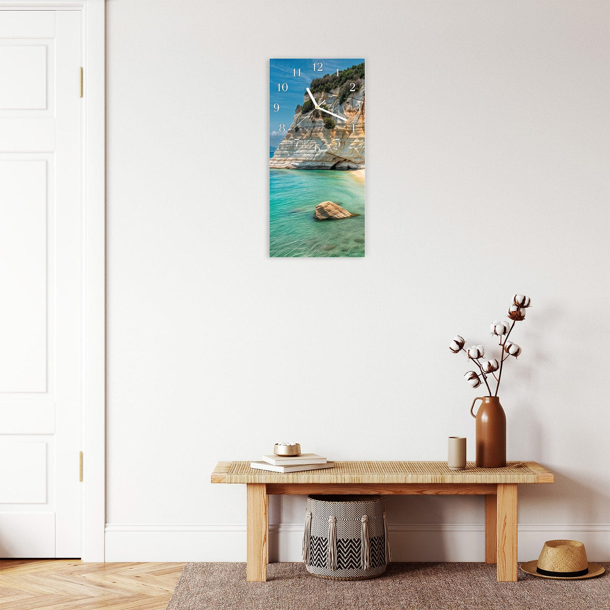 Moderne Wanduhr aus Glas mit Farbtiefe – Wanduhr Küstenparadies aus Glas – Hochformat 30 × 60 cm