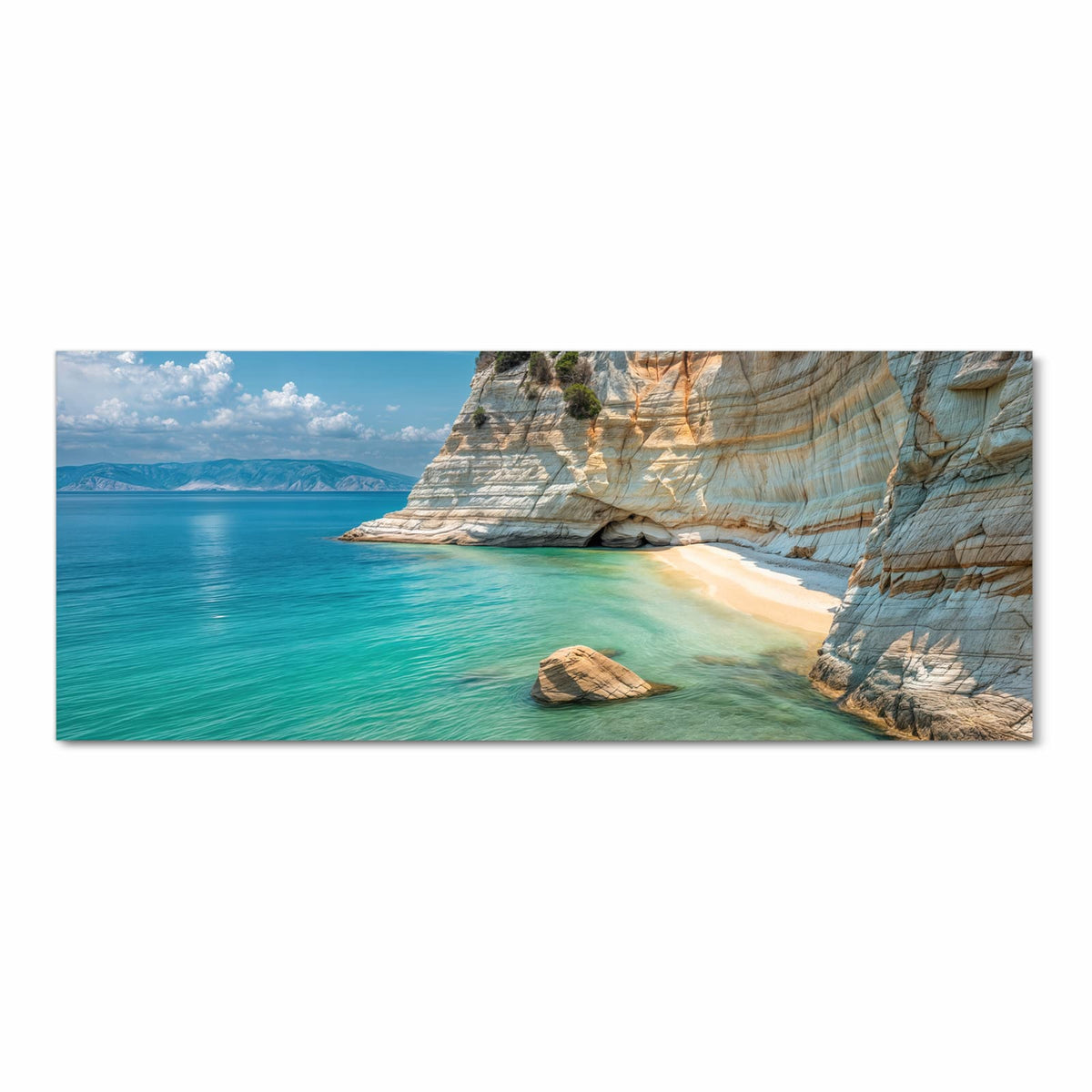 Helle, geschichtete Kalkklippen über einer Bucht mit türkisem Wasser und kleinem Sandstreifen