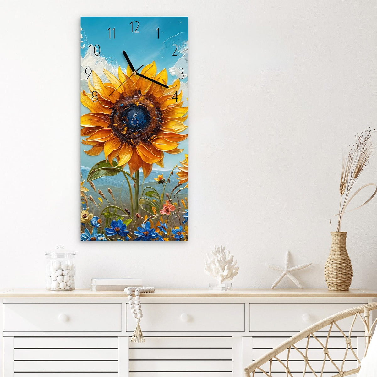 Wanduhr Sonnenblumenwiese aus Glas – Hochformat 30 × 60 cm – Gemalte Sonnenblumen unter tiefblauem Himmel
