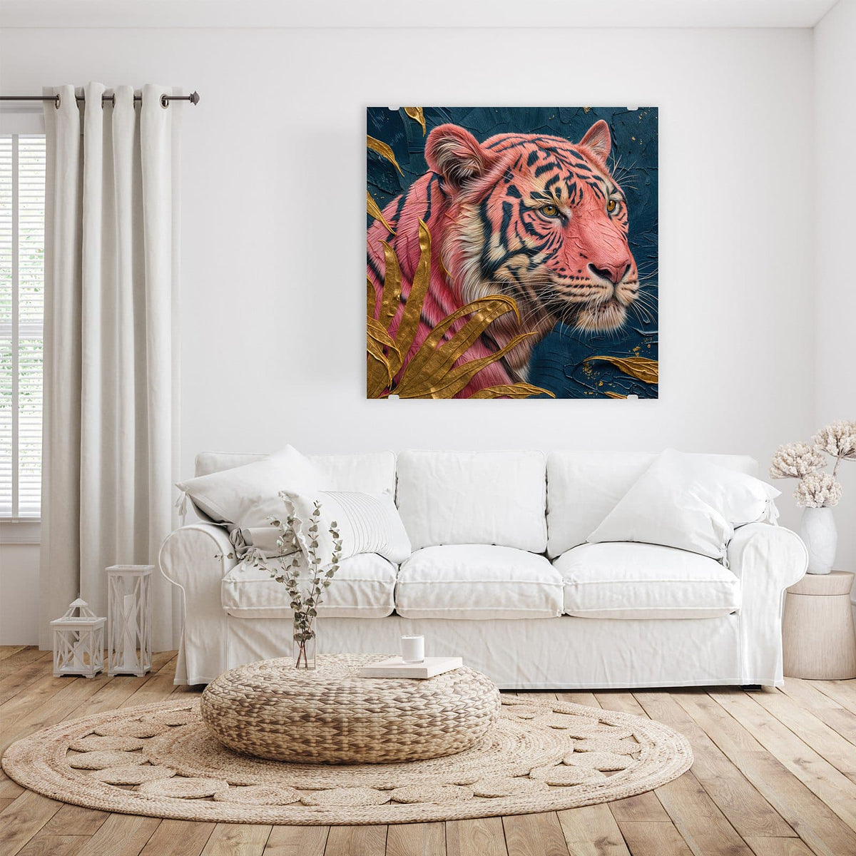 Glasbild Pinker Tiger an der Wand – Tigerkopf mit rosa-pinkem Fell vor dunkelblauem Grund, davor goldene Blätter