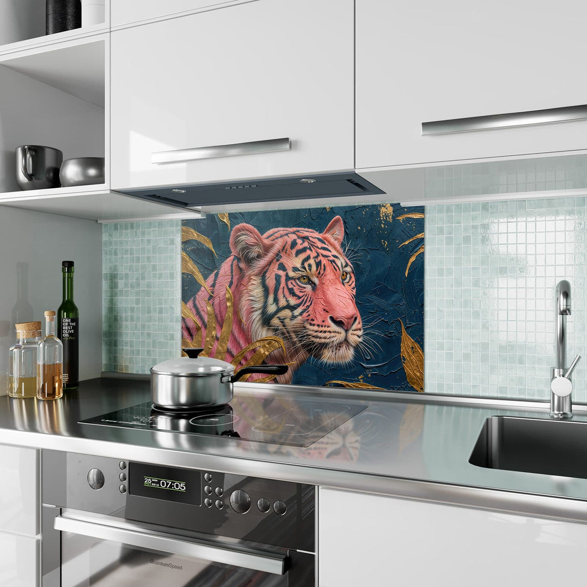 Küchenrückwand aus Glas Pinker Tiger im Hochformat als Spritzschutz hinter dem Kochfeld, über dem Fliesenspiegel montiert