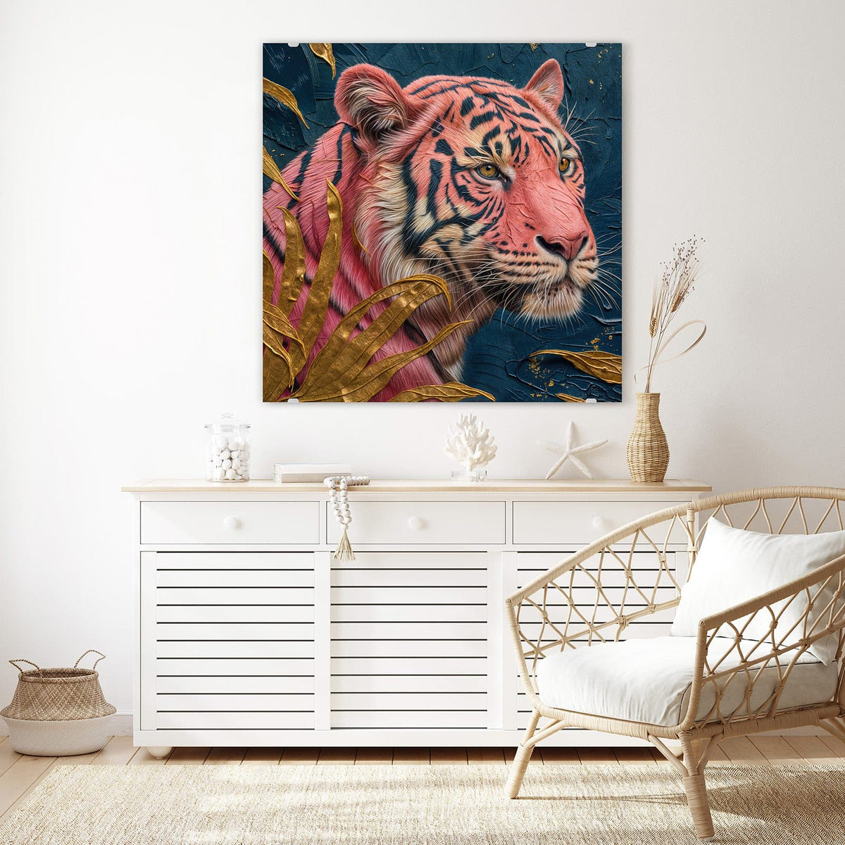 Glasbild Pinker Tiger an der Wand – Tigerkopf mit rosa-pinkem Fell vor dunkelblauem Grund, davor goldene Blätter