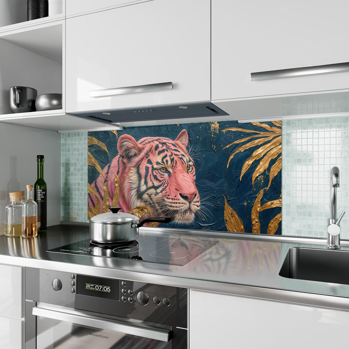 Küchenrückwand aus Glas Pinker Tiger im Hochformat als Spritzschutz hinter dem Kochfeld, über dem Fliesenspiegel montiert