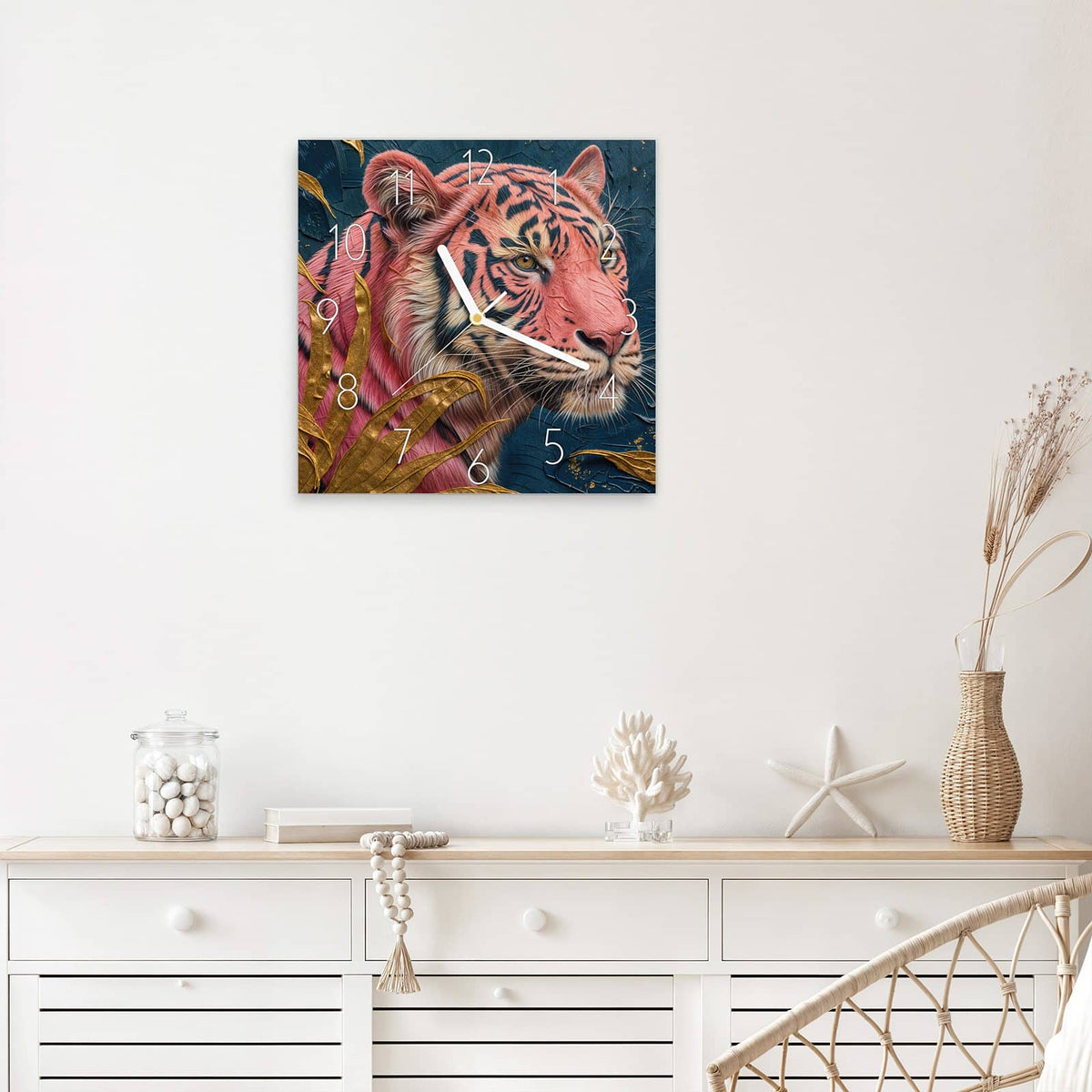 Wanduhr Pinker Tiger aus Glas – Quadratisch 30 × 30 cm – Pinker Tiger mit goldenen Blättern