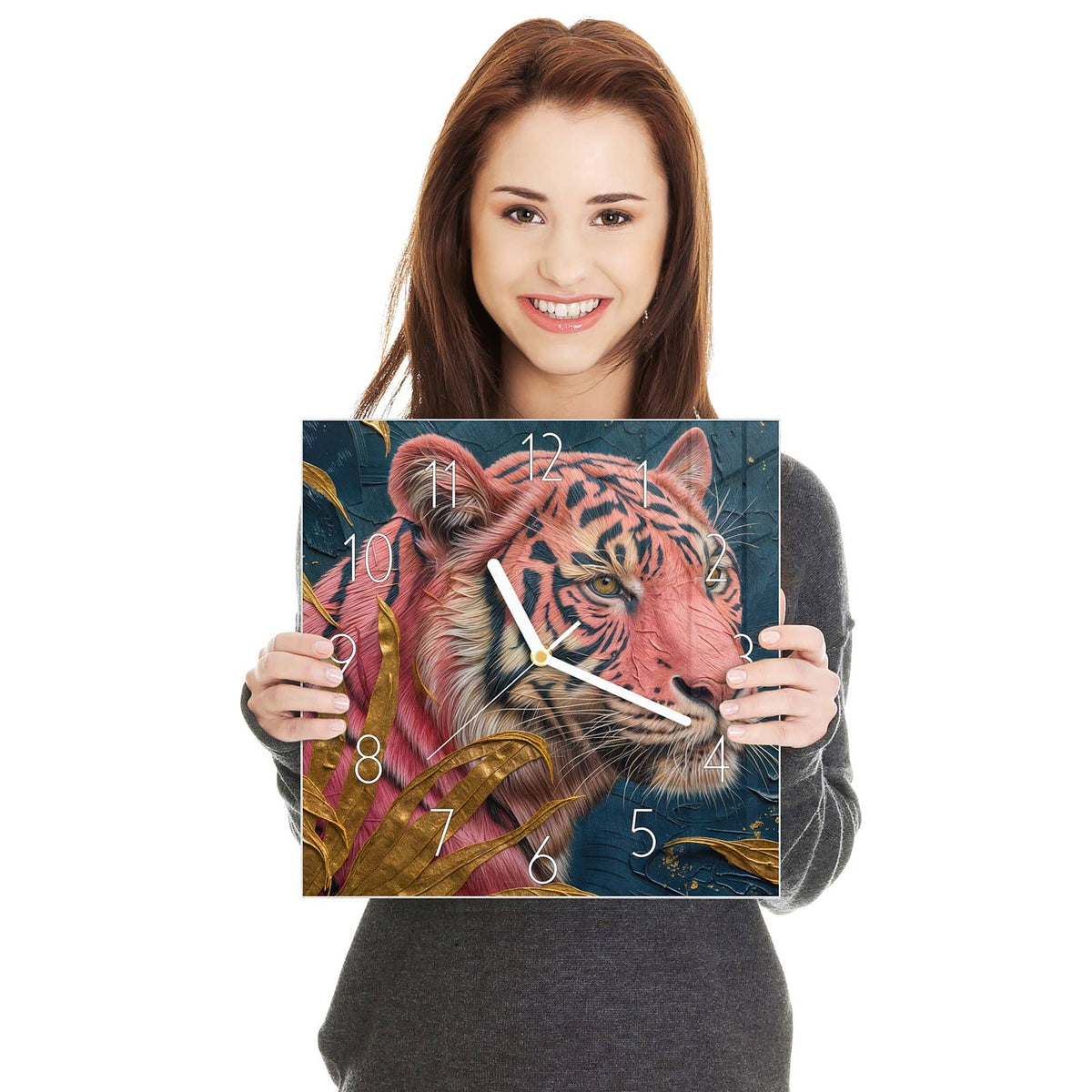 Tigerkopf mit rosa-pinkem Fell vor dunkelblauem Grund, davor goldene Blätter