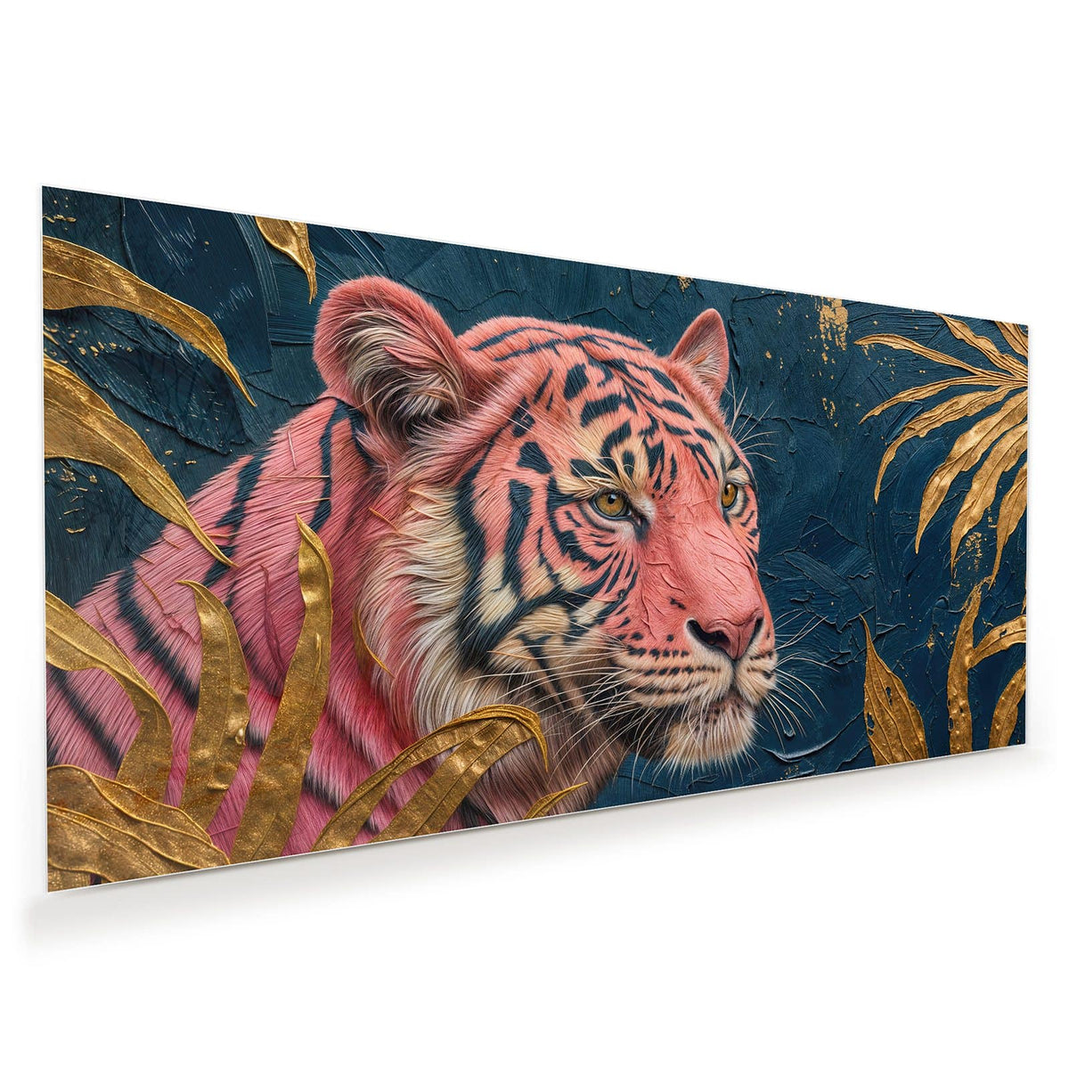 Tigerkopf mit rosa-pinkem Fell vor dunkelblauem Grund, davor goldene Blätter