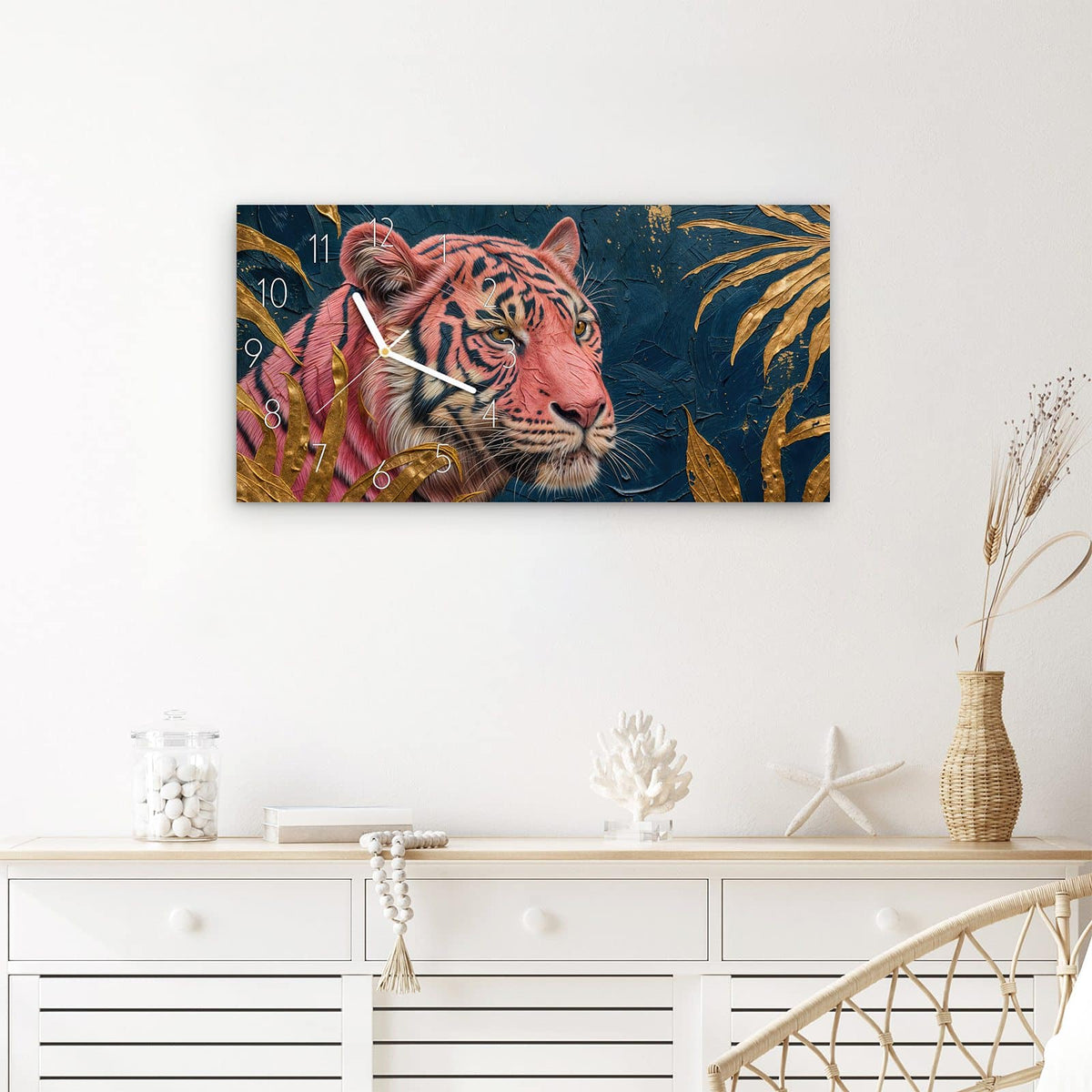 Wanduhr Tiger Porträt aus Glas – Querformat 60 × 30 cm – Pinker Tiger mit goldenen Blättern