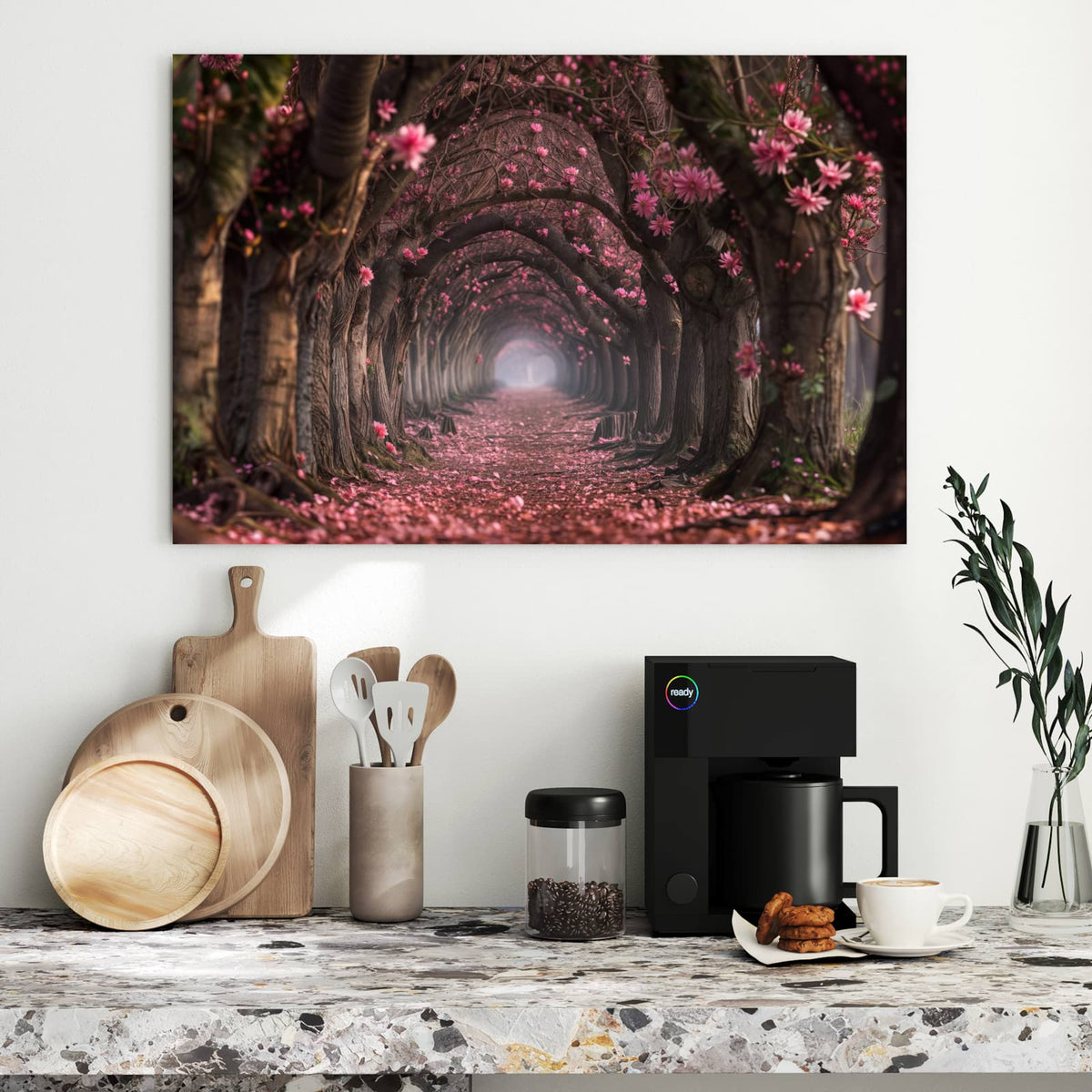 Allee aus verwachsenen Bäumen, die einen Tunnel bilden, Boden und Kronen voller rosa Blüten