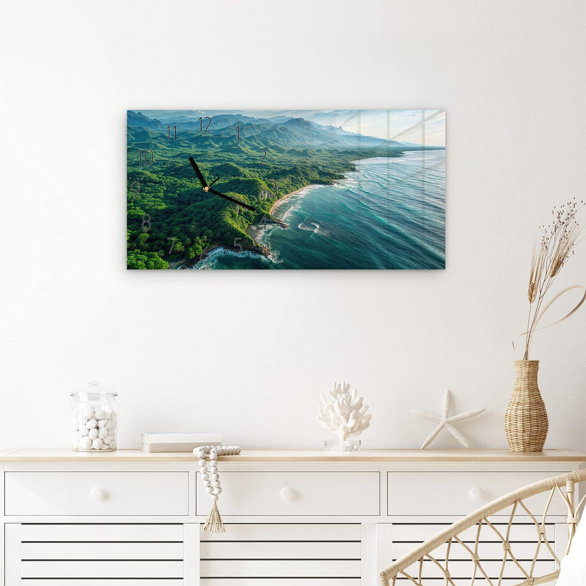 Wanduhr Küstenlandschaft aus Glas – Querformat 60 × 30 cm – Bewaldete Küste am tiefblauen Ozean