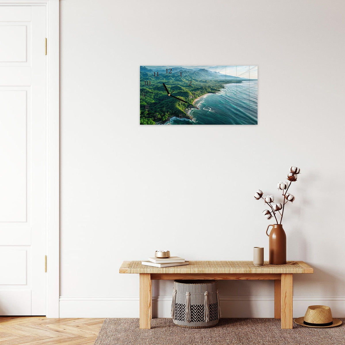 Moderne Wanduhr aus Glas mit Farbtiefe – Wanduhr Küstenlandschaft aus Glas – Querformat 60 × 30 cm