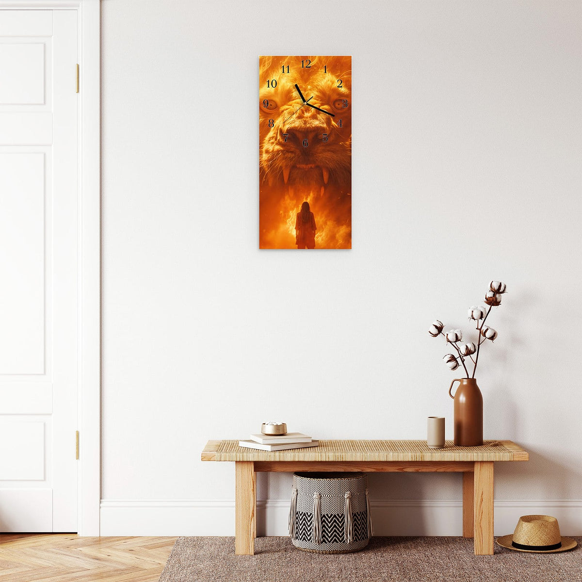 Moderne Wanduhr aus Glas mit Farbtiefe – Wanduhr Abenteuerlicher Löwe aus Glas – Hochformat 30 × 60 cm
