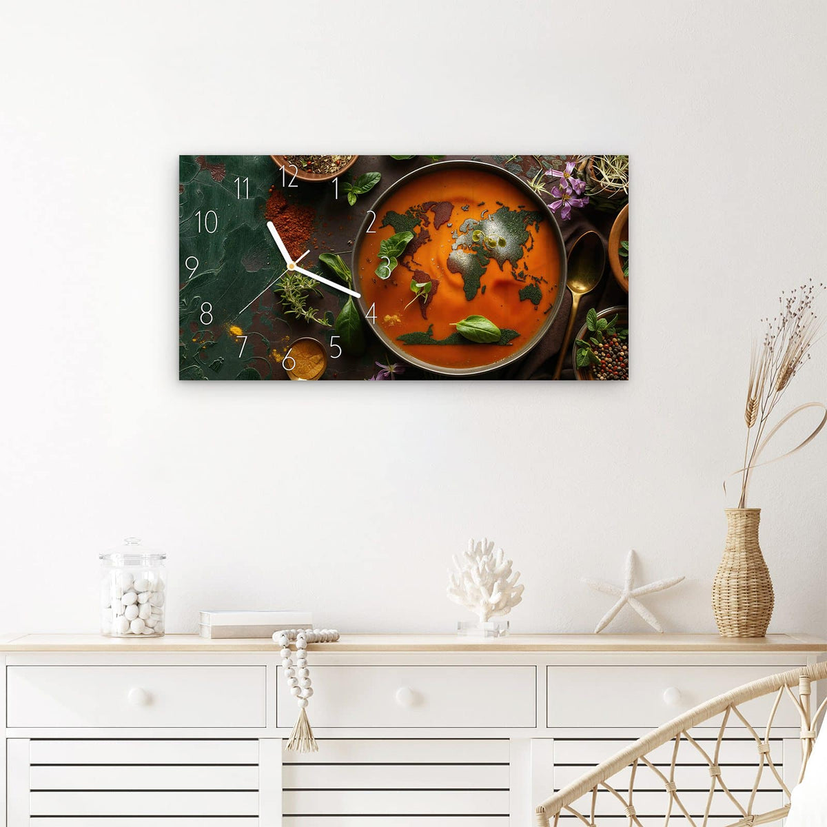 Wanduhr Weltkarte Suppe aus Glas – Querformat 60 × 30 cm – Weltkarte in oranger Suppe