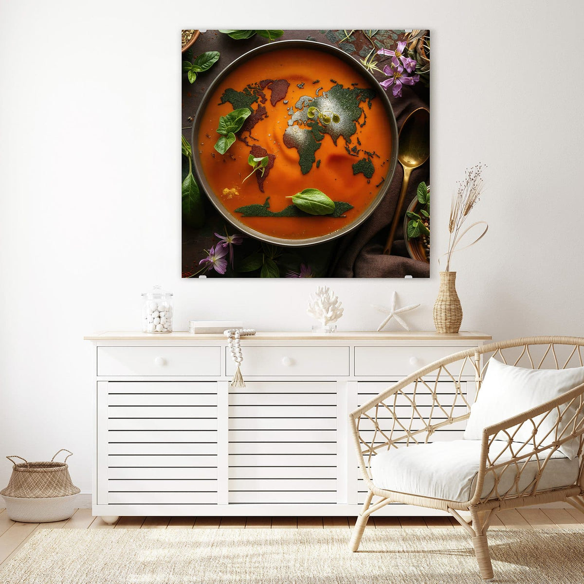 Glasbild Suppe mit Weltkarte an der Wand – Orange Suppe in dunkler Schale, aus Kräutern und Gewürzen ist eine Weltkarte gelegt, ringsum Basilikum und Blüten.