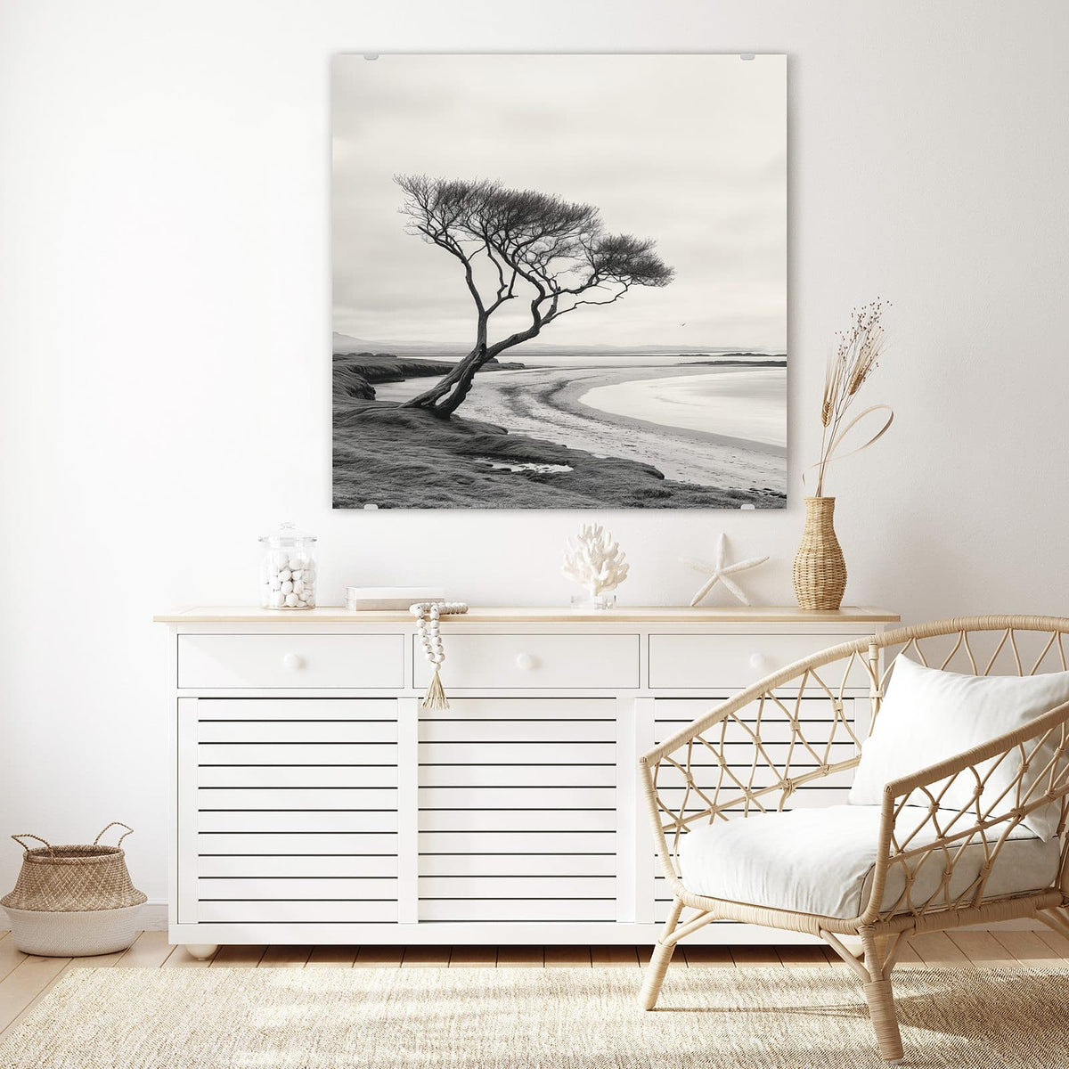 Glasbild Einsamer Baum am Meer an der Wand – Schwarzweiß: windschiefer kahler Baum auf einer Düne an weiter, leerer Bucht