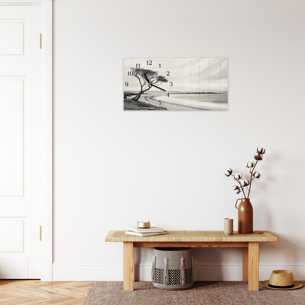 Moderne Wanduhr aus Glas mit Farbtiefe – Wanduhr Einsamer Baum am Meer aus Glas – Querformat 60 × 30 cm