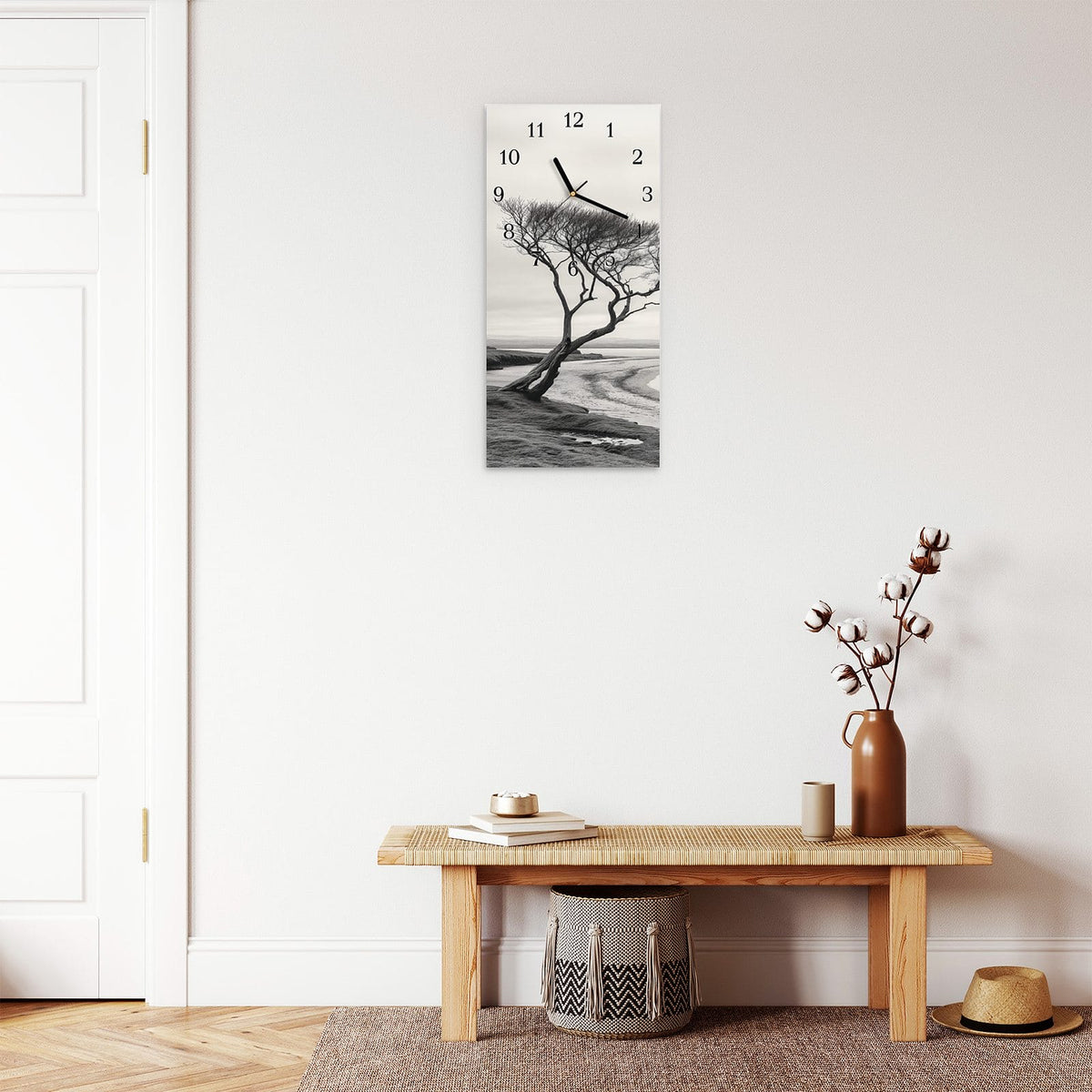 Moderne Wanduhr aus Glas mit Farbtiefe – Wanduhr Einsamer Baum am Meer aus Glas – Hochformat 30 × 60 cm