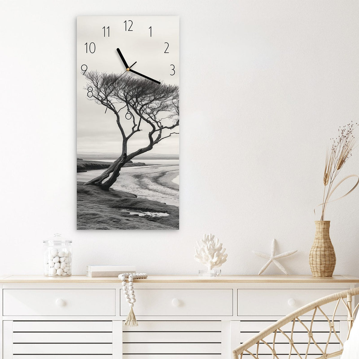 Wanduhr Einsamer Baum am Meer aus Glas – Karger Baum an stiller Küste