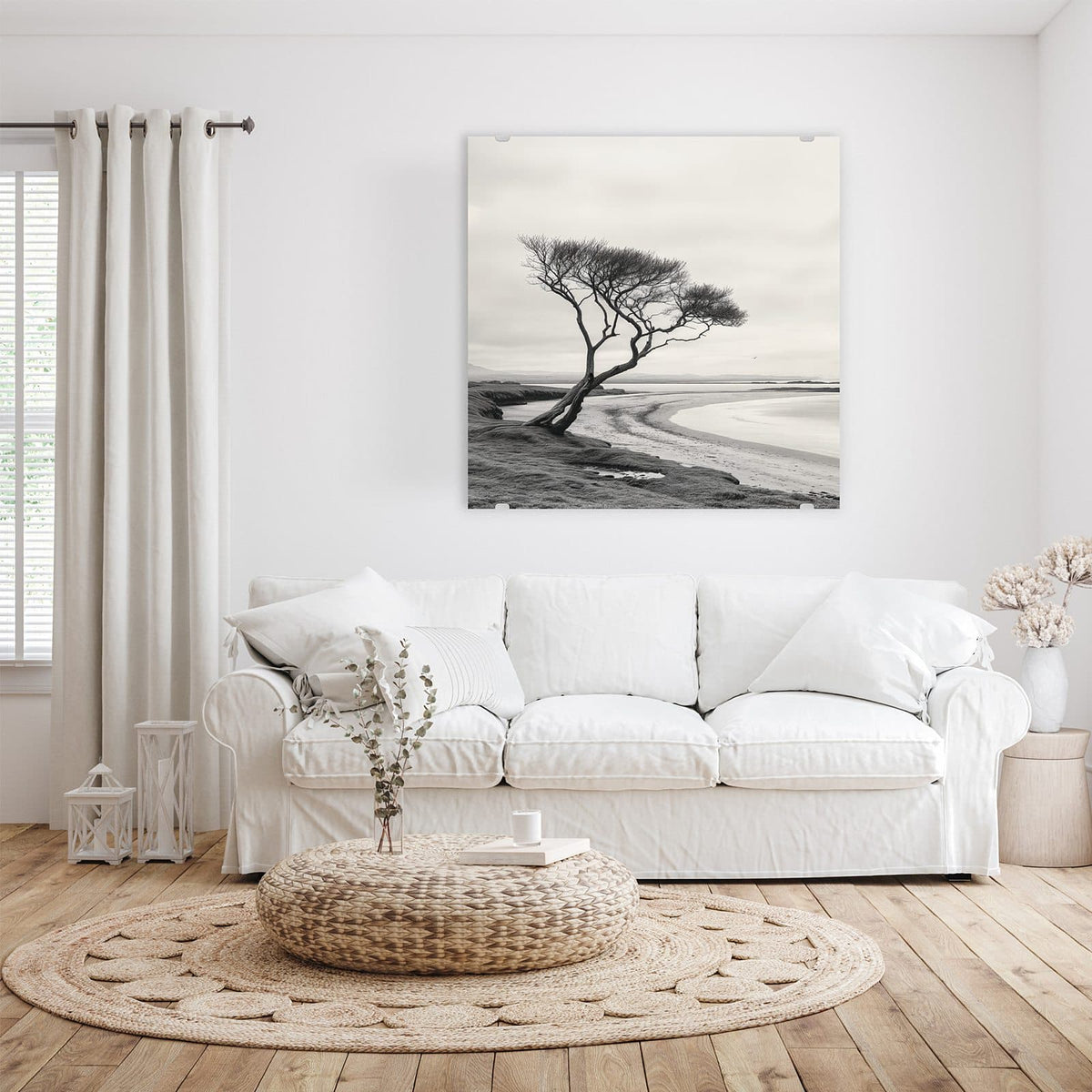 Glasbild Einsamer Baum am Meer an der Wand – Schwarzweiß: windschiefer kahler Baum auf einer Düne an weiter, leerer Bucht
