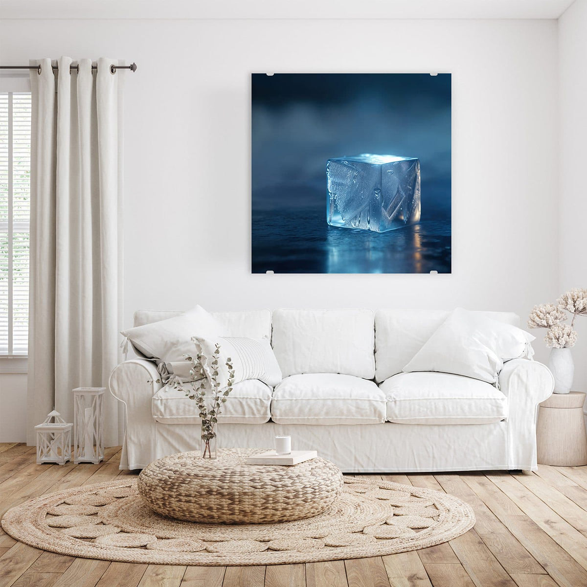 Glasbild Blauer Eiswürfel an der Wand – Ein einzelner leuchtender Eiswürfel auf nasser Fläche vor blauem Dunst
