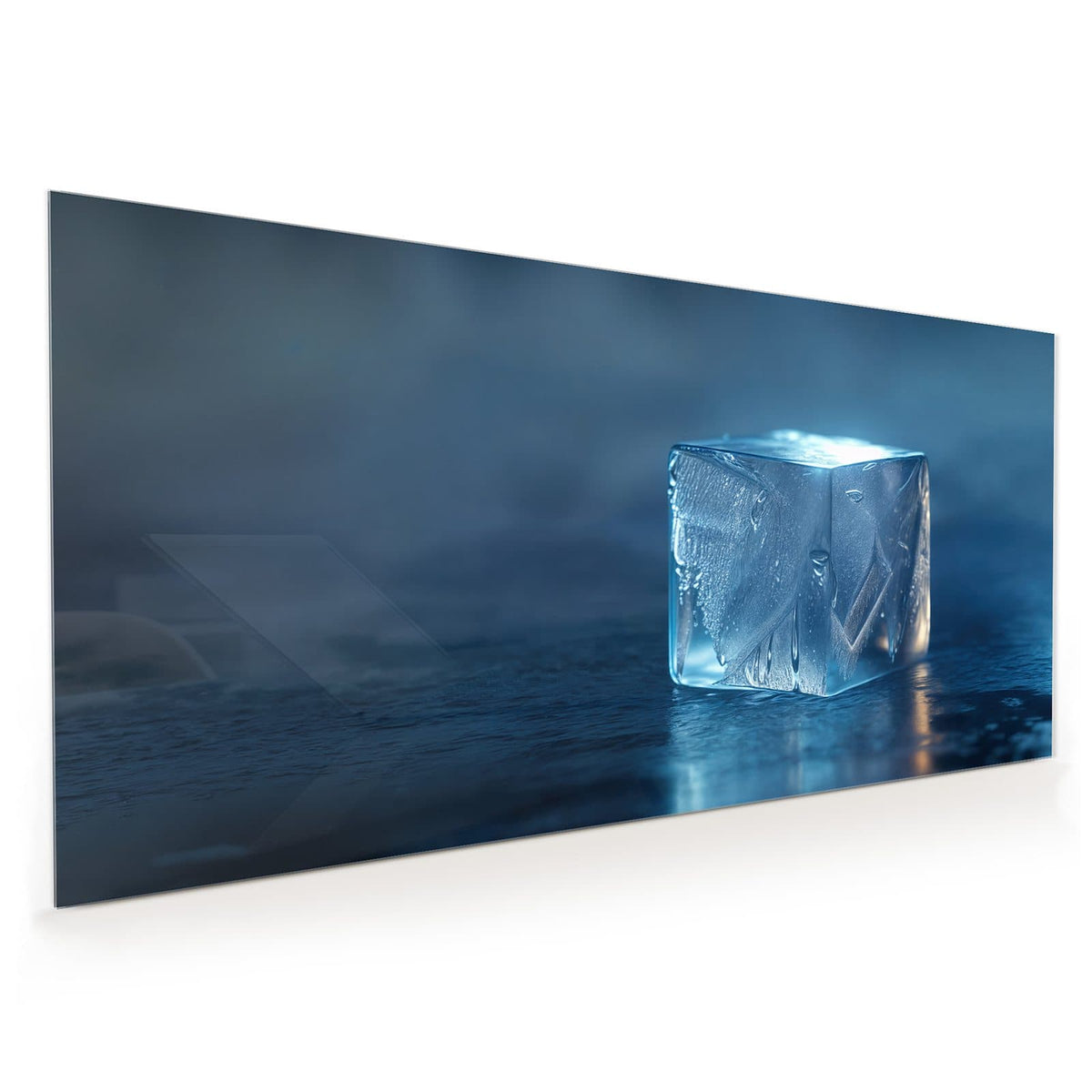 Küchenrückwand aus Glas im Hochformat: Ein einzelner leuchtender Eiswürfel auf nasser Fläche vor blauem Dunst
