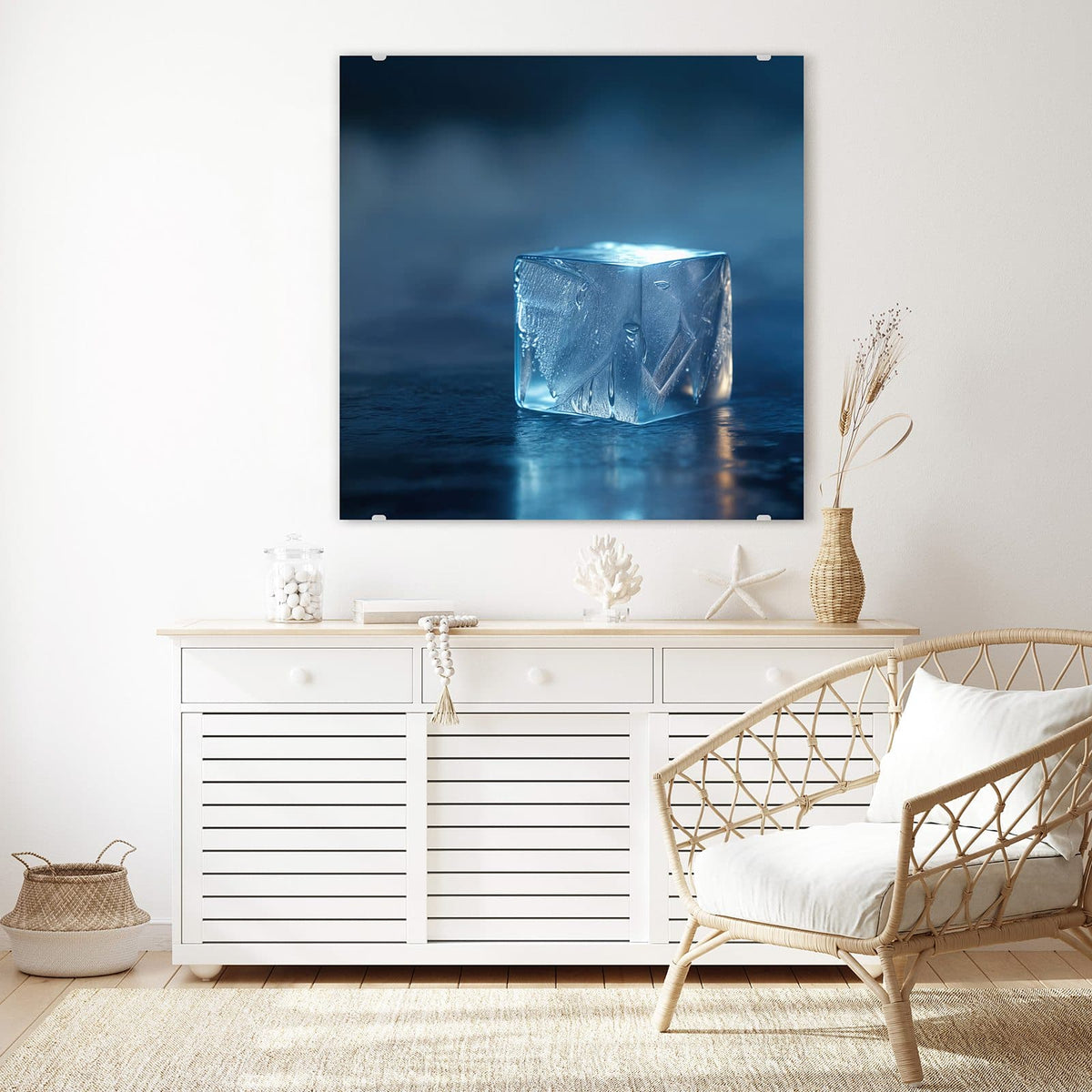 Glasbild Blauer Eiswürfel an der Wand – Ein einzelner leuchtender Eiswürfel auf nasser Fläche vor blauem Dunst
