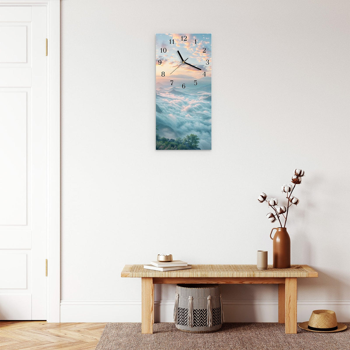 Moderne Wanduhr aus Glas mit Farbtiefe – Wanduhr Morgennebel in Bergen aus Glas – Hochformat 30 × 60 cm