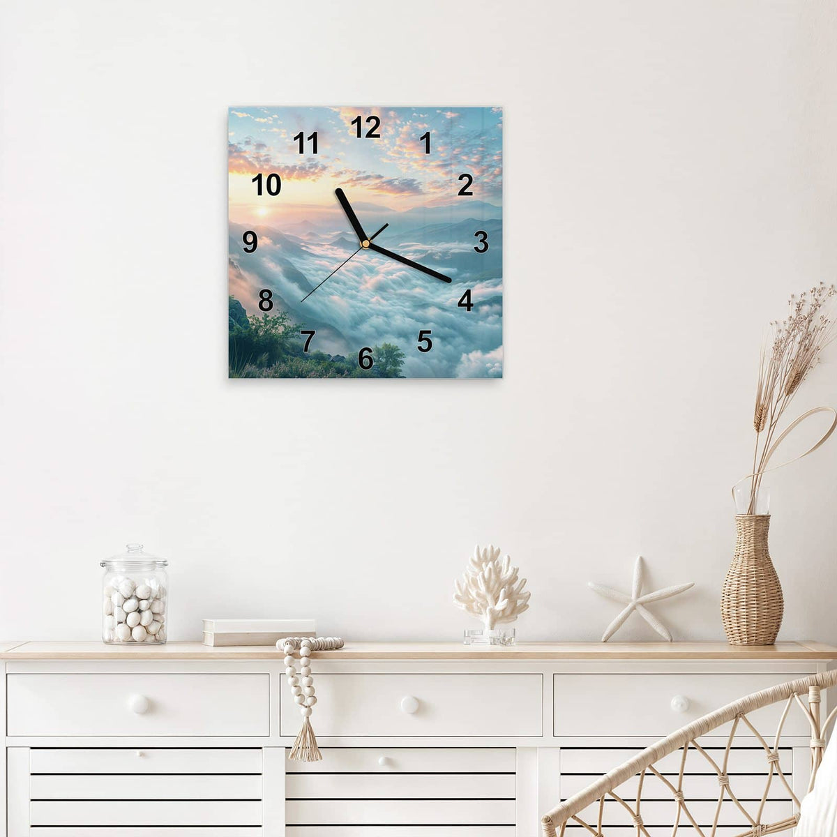 Quadratische Wanduhr aus Glas Wolkenmeer am Morgen mit Ziffernblatt Modern über einem weißen Sideboard