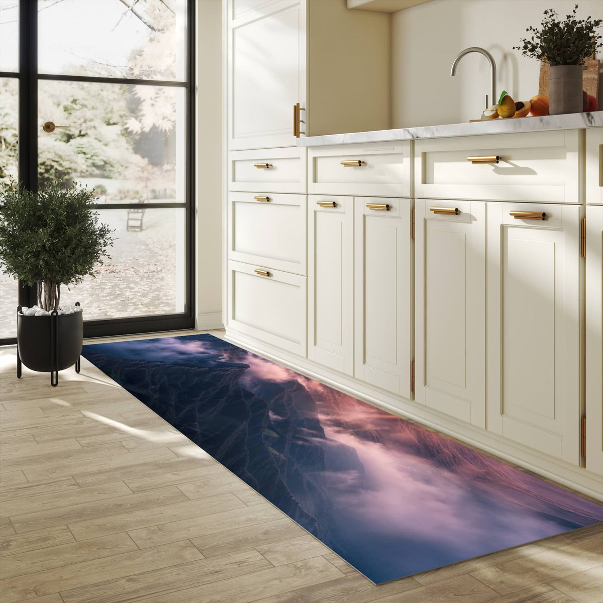 Waschbarer Küchenteppich mit Motiv Sonnenaufgang Berge in heller Küche