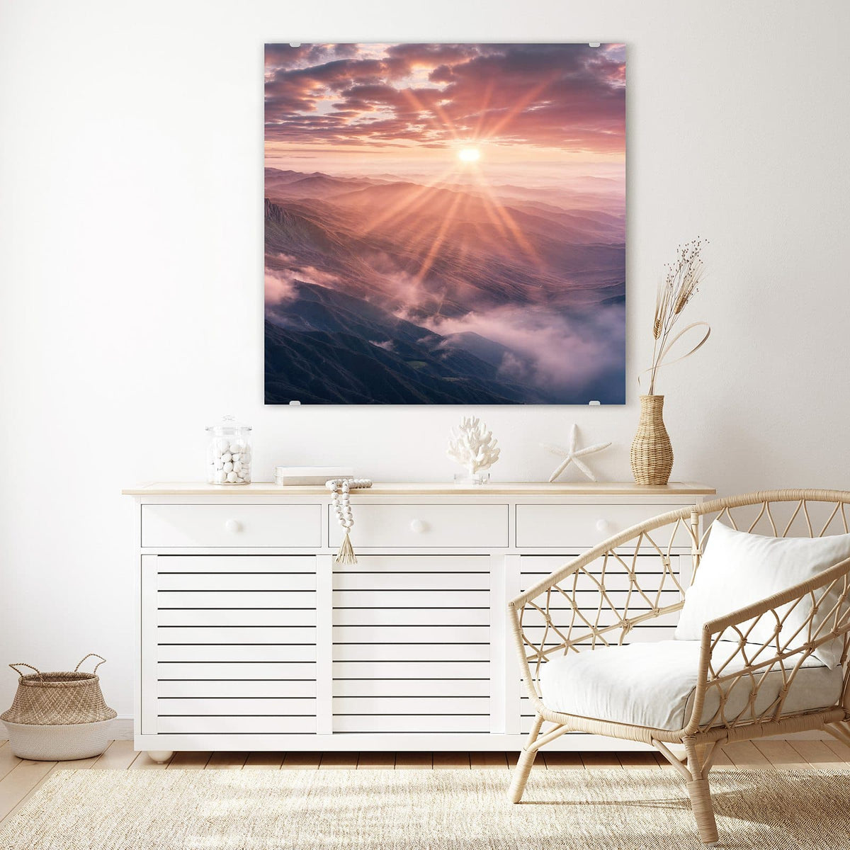 Glasbild Bergkämme im Morgenrot an der Wand – Sonne mit Strahlenkranz über nebligen Bergkämmen, rosa Wolken.