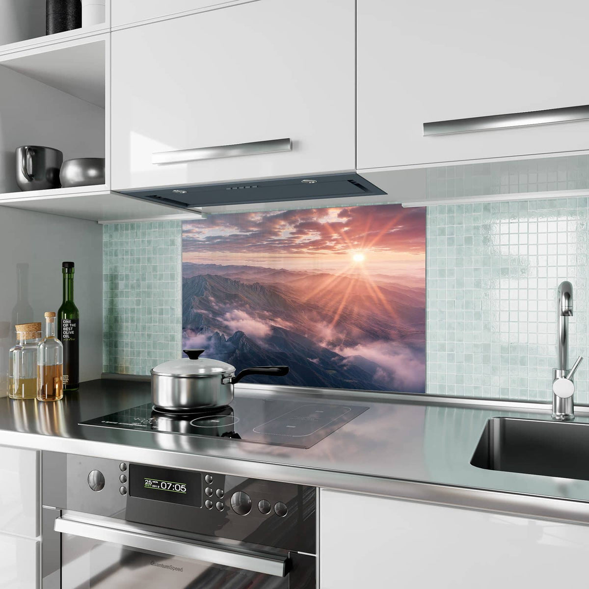 Küchenrückwand aus Glas Bergkämme im Morgenrot im Hochformat als Spritzschutz hinter dem Kochfeld, über dem Fliesenspiegel montiert