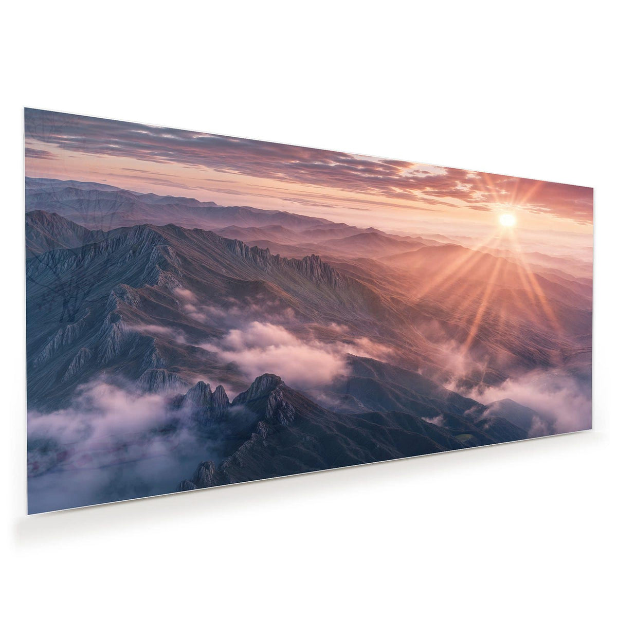 Sonne mit Strahlenkranz über nebligen Bergkämmen, rosa Wolken.